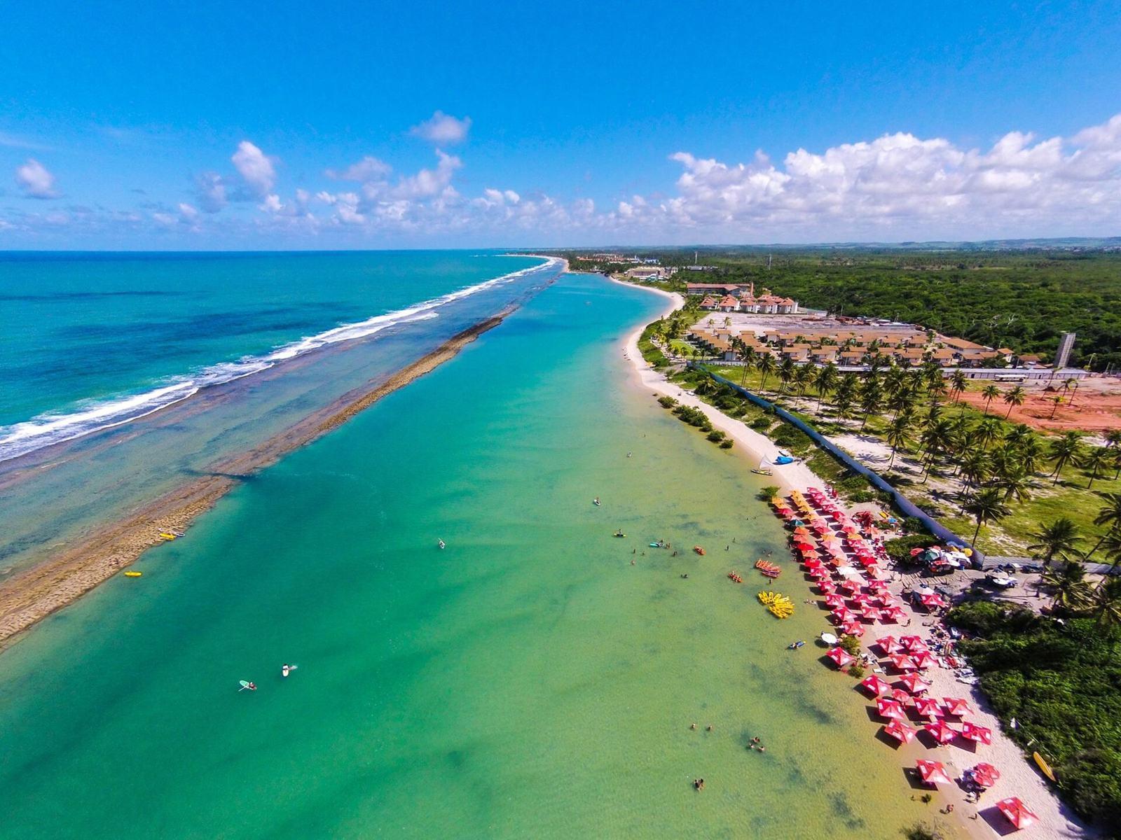 Vista aérea da Praia de Muro Alto, com a piscina natural formada pelos arrecifes, em Porto de Galinhas